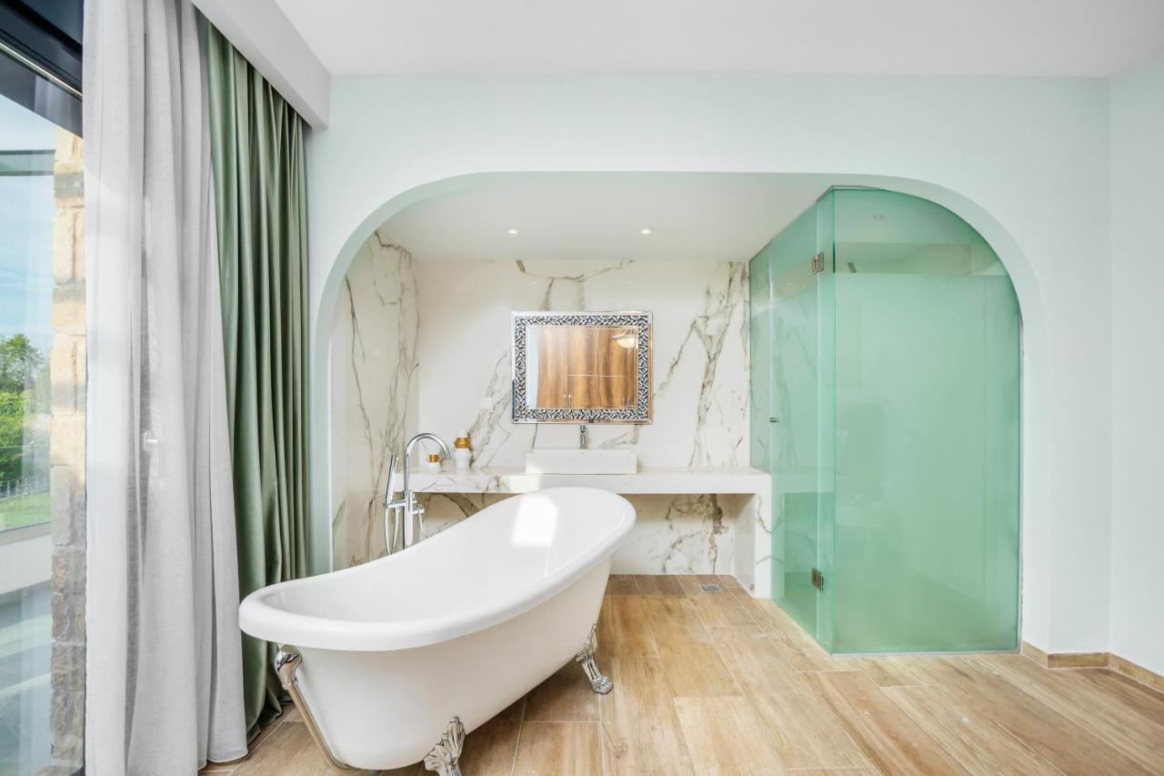 Epta Villas Luxury Redefined 아기아 파라스케비 외부 사진